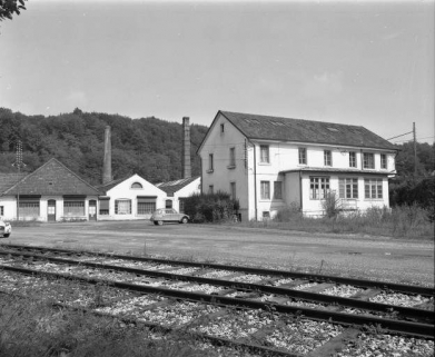 Ateliers et bâtiment de direction depuis le sud en 1981. © Région Bourgogne-Franche-Comté, Inventaire du patrimoine