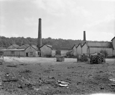 Ateliers de fabrication depuis l'ouest en 1981. © Région Bourgogne-Franche-Comté, Inventaire du patrimoine