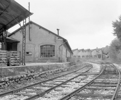 Magasin des fournitures générales et atelier des pompes depuis la voie ferrée 1981. © Région Bourgogne-Franche-Comté, Inventaire du patrimoine