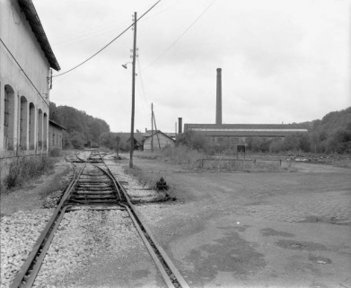 Vue depuis l'ouest. Atelier de galvanisation et sa cheminée en 1981. © Région Bourgogne-Franche-Comté, Inventaire du patrimoine