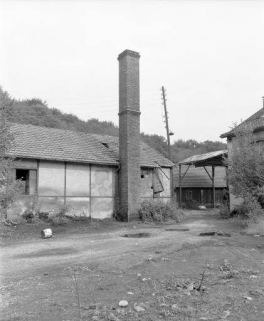 La chaufferie et sa cheminée en 1981. © Région Bourgogne-Franche-Comté, Inventaire du patrimoine