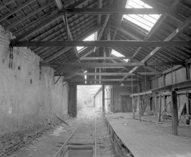 Quai de chargement jouxtant l'atelier de fabrication (pots à lait et fûts à bière) en 1981. © Région Bourgogne-Franche-Comté, Inventaire du patrimoine