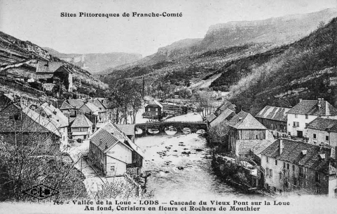 766. Vallée de la Loue - LODS - Cascade du Vieux Pont sur la Loue. Au fond, Cerisiers en fleurs et Rochers de Mouthier © Région Bourgogne-Franche-Comté, Inventaire du patrimoine 766. Vallée de la Loue - LODS - Cascade du Vieux Pont sur la Loue. Au fond, Cerisiers en fleurs et Rochers de Mouthier © Région Bourgogne-Franche-Comté, Inventaire du patrimoine