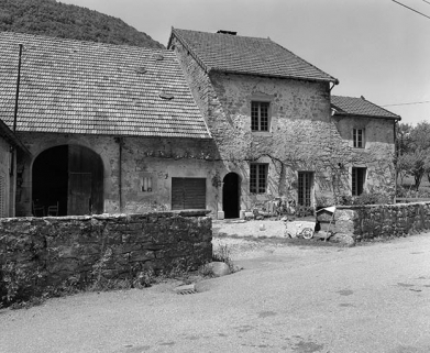 Façade antérieure vue de trois quarts gauche. © Région Bourgogne-Franche-Comté, Inventaire du patrimoine