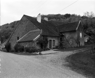 Façade antérieure, vue de trois quarts avec la ferme située à sa gauche. © Région Bourgogne-Franche-Comté, Inventaire du patrimoine