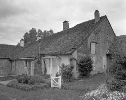 Façade antérieure, vue de trois quarts avec la ferme située à sa gauche. © Région Bourgogne-Franche-Comté, Inventaire du patrimoine