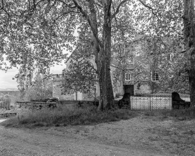 Façade sur cour et portail d'entrée. © Région Bourgogne-Franche-Comté, Inventaire du patrimoine