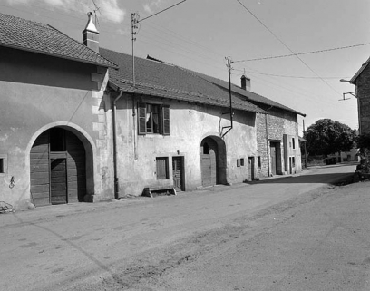 Façade antérieure de trois quarts. © Région Bourgogne-Franche-Comté, Inventaire du patrimoine
