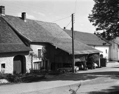 Façade antérieure vue de trois quarts en 1981. © Région Bourgogne-Franche-Comté, Inventaire du patrimoine