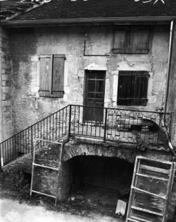 Façade antérieure vue de face en 1981. © Région Bourgogne-Franche-Comté, Inventaire du patrimoine