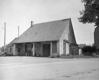 Façade antérieure vue de trois quarts droit. © Région Bourgogne-Franche-Comté, Inventaire du patrimoine