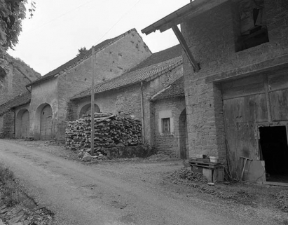 Vue de trois quarts droit depuis le chemin des Vignes. © Région Bourgogne-Franche-Comté, Inventaire du patrimoine