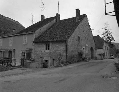Façade antérieure et façade droite vues depuis la rue. © Région Bourgogne-Franche-Comté, Inventaire du patrimoine