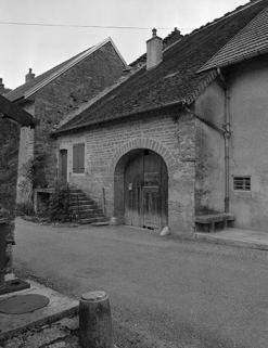 Façade antérieure : vue de trois quarts. © Région Bourgogne-Franche-Comté, Inventaire du patrimoine