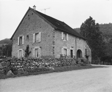 Façades antérieure et latérale droite en 1981. © Région Bourgogne-Franche-Comté, Inventaire du patrimoine