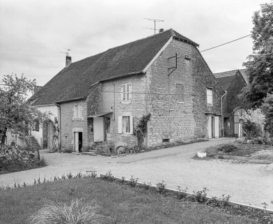Façades antérieure et latérale droite. © Région Bourgogne-Franche-Comté, Inventaire du patrimoine