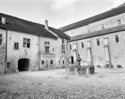 Cour du cloître : angle nord-est. © Région Bourgogne-Franche-Comté, Inventaire du patrimoine
