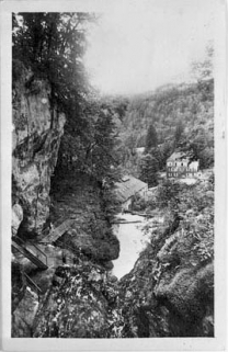 Jura Touriste. Perte de l'Ain - Le Château et les passerelles. © Région Bourgogne-Franche-Comté, Inventaire du patrimoine