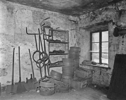 Rez-de-chaussée du magasin des modèles. Outils divers (pelles, tamis, brancards). © Région Bourgogne-Franche-Comté, Inventaire du patrimoine