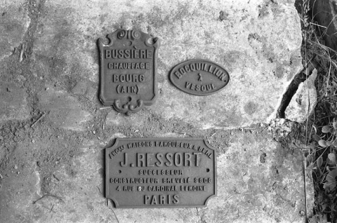 Plaques de constructeur en fonte. © Région Bourgogne-Franche-Comté, Inventaire du patrimoine