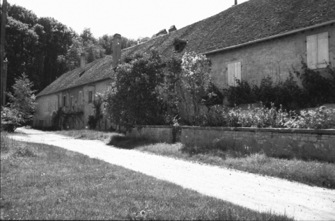 Façade du logement ouvrier : vue de trois quarts droit en 1981. © Région Bourgogne-Franche-Comté, Inventaire du patrimoine