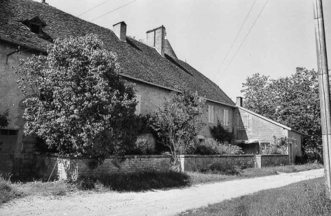 Façade sur cour du logement ouvrier. Vue de trois quarts gauche en 1981. © Région Bourgogne-Franche-Comté, Inventaire du patrimoine