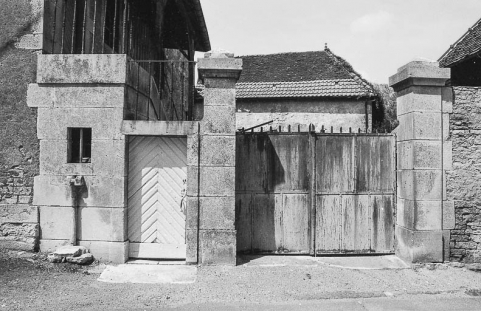 Vue rapprochée du portail d'entrée. © Région Bourgogne-Franche-Comté, Inventaire du patrimoine