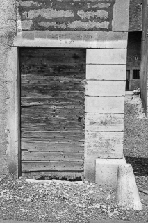 Détail : porte piétonne. © Région Bourgogne-Franche-Comté, Inventaire du patrimoine