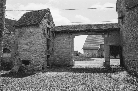 Le pigeonnier et le portail depuis la cour. © Région Bourgogne-Franche-Comté, Inventaire du patrimoine