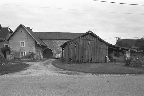 Vue rapprochée du bâtiment en L et du hangar. © Région Bourgogne-Franche-Comté, Inventaire du patrimoine