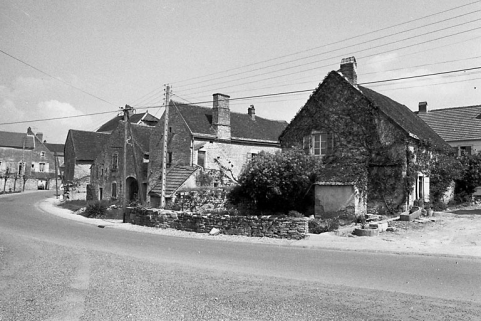 Rue du village avec maisons présentant toutes un pignon sur rue. © Région Bourgogne-Franche-Comté, Inventaire du patrimoine