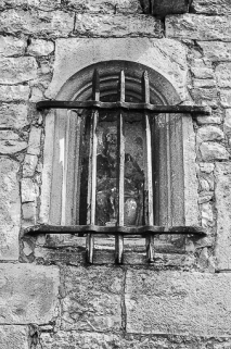 Détail : niche avec statuette dans le pignon sur rue. © Région Bourgogne-Franche-Comté, Inventaire du patrimoine