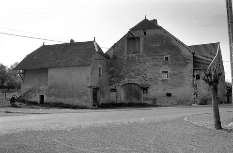 Vue des parties agricoles sur rue. © Région Bourgogne-Franche-Comté, Inventaire du patrimoine