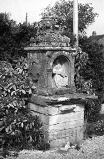 Vue d'ensemble du socle. © Région Bourgogne-Franche-Comté, Inventaire du patrimoine Vue d'ensemble du socle. © Région Bourgogne-Franche-Comté, Inventaire du patrimoine