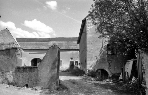 Vue d'ensemble depuis l'entrée de la cour. © Région Bourgogne-Franche-Comté, Inventaire du patrimoine