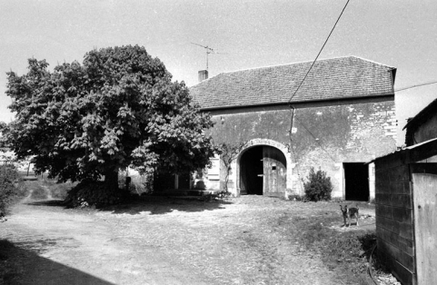 Ferme cadastrée 1941 A6 750, située rue Vierge de Chevigney : vue du bâtiment situé à gauche. © Région Bourgogne-Franche-Comté, Inventaire du patrimoine