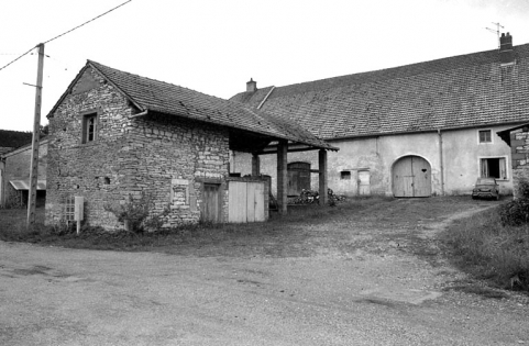 Ferme cadastrée 1941 A6 808, située rue de la Fontaine : vue de la remise et de la partie droite. © Région Bourgogne-Franche-Comté, Inventaire du patrimoine