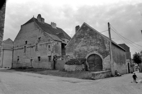 Façade latérale droite et bâtiment agricole. © Région Bourgogne-Franche-Comté, Inventaire du patrimoine