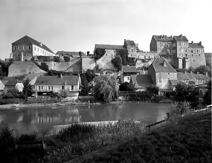 Vue du château depuis l'Ognon. © Région Bourgogne-Franche-Comté, Inventaire du patrimoine