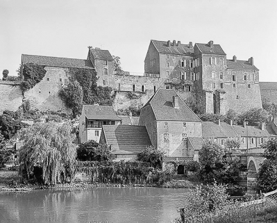 Parties centrale et gauche du château depuis l'Ognon. © Région Bourgogne-Franche-Comté, Inventaire du patrimoine