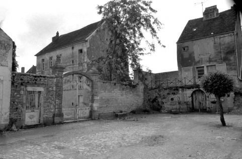 Partie gauche du château, côté place des promenades. © Région Bourgogne-Franche-Comté, Inventaire du patrimoine