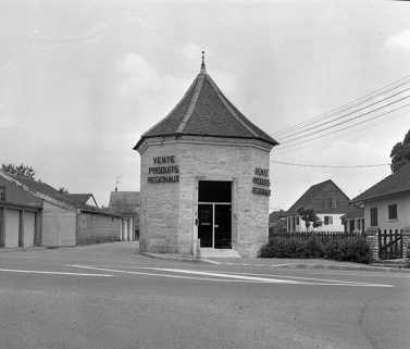 Tourelle gauche à l'entrée de l'ancien jardin du château. © Région Bourgogne-Franche-Comté, Inventaire du patrimoine