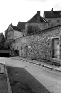 Vue du château depuis la rue du Donjon. © Région Bourgogne-Franche-Comté, Inventaire du patrimoine