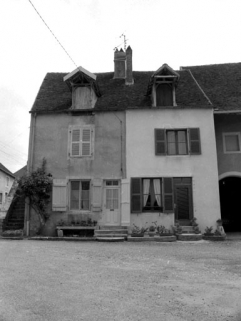 Maisons situées place Saint-Hilaire : façades antérieures. © Région Bourgogne-Franche-Comté, Inventaire du patrimoine