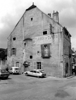 Façade donnant sur la place des Promenades. © Région Bourgogne-Franche-Comté, Inventaire du patrimoine