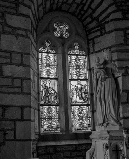 Vue d'ensemble : deux lancettes (Annonciation et Assomption) et quadrilobe avec écu armorié de Thiebaud de Rougemont. © Région Bourgogne-Franche-Comté, Inventaire du patrimoine