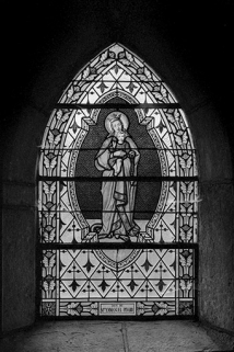 Baie 2 : Vierge à l'Enfant. Inscription : "DON DE Mme EMMANUEL PINARD". © Région Bourgogne-Franche-Comté, Inventaire du patrimoine