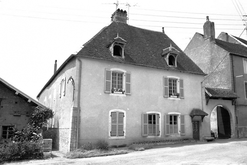 Vue d'ensemble de l'habitation depuis la rue. © Région Bourgogne-Franche-Comté, Inventaire du patrimoine