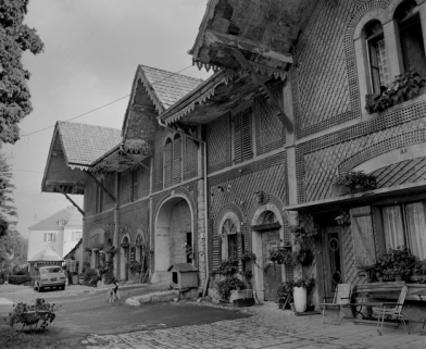 Vue de trois quarts de la façade de la ferme en 1981. SRI. Enquête régionale sur les bâtiments industriels (1979-1981). © Région Bourgogne-Franche-Comté, Inventaire du patrimoine