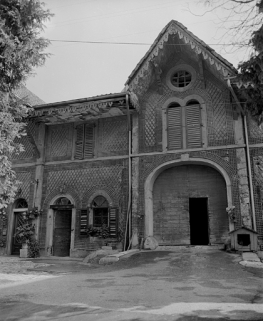 Façade antérieure de la ferme : entrée de grange et d'écurie en 1981. SRI. Enquête régionale sur les bâtiments industriels (1979-1981). © Région Bourgogne-Franche-Comté, Inventaire du patrimoine